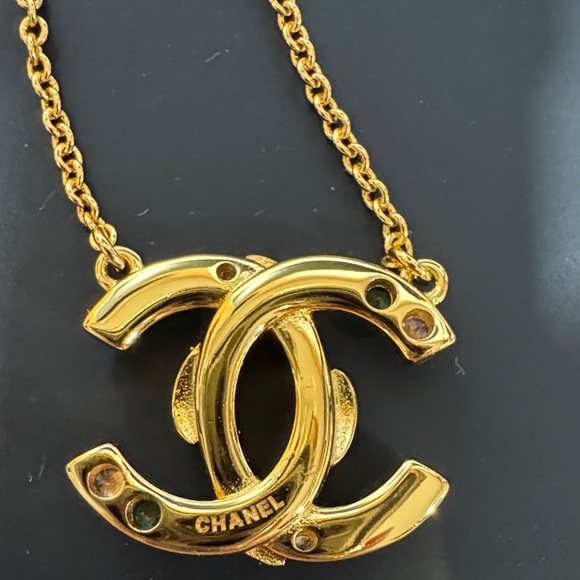 CHANEL Gold (non tarnished) Necklace with Green Highlights ( Fashion jewelry) - Picture 2 of 2
